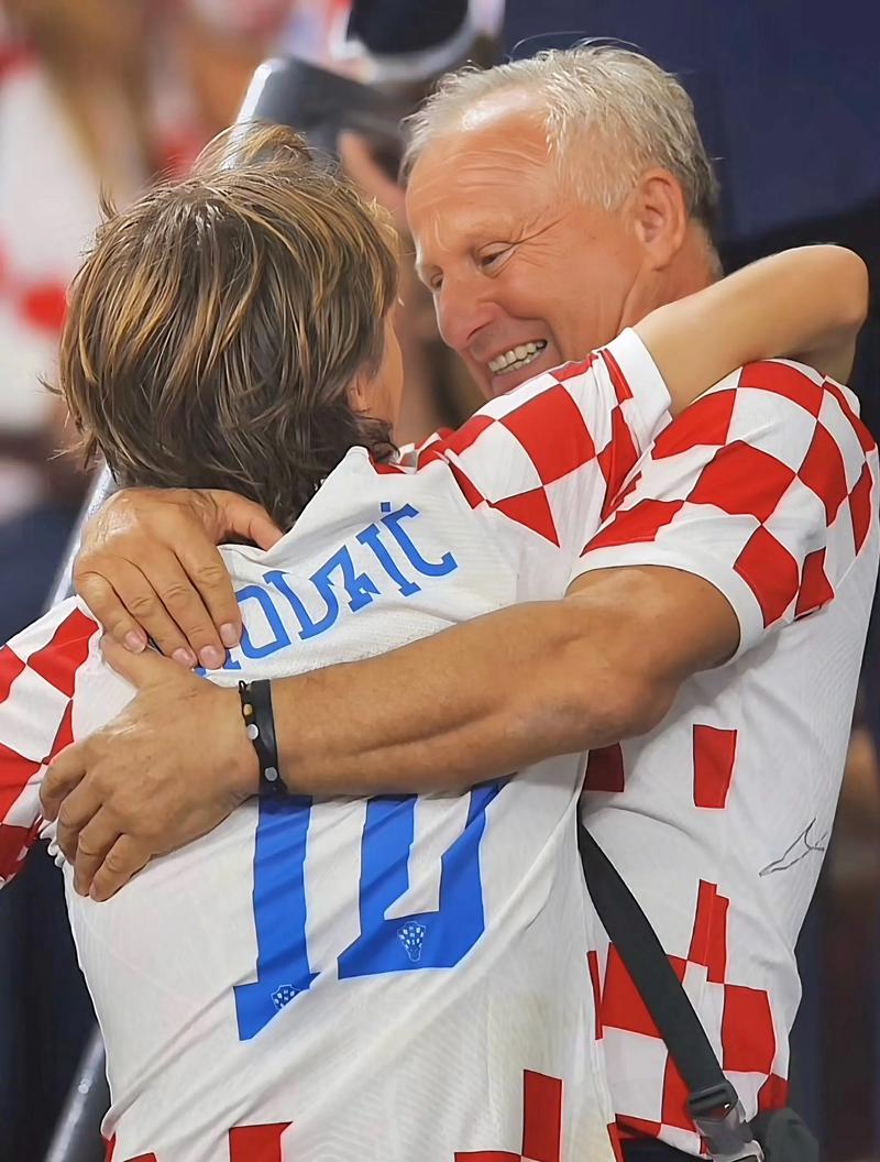 勇夺金靴，法比奥赛后社媒：感谢队友以及每位愿意相信我的人