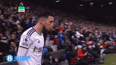 前锋连续三轮破门，全场观众沸腾